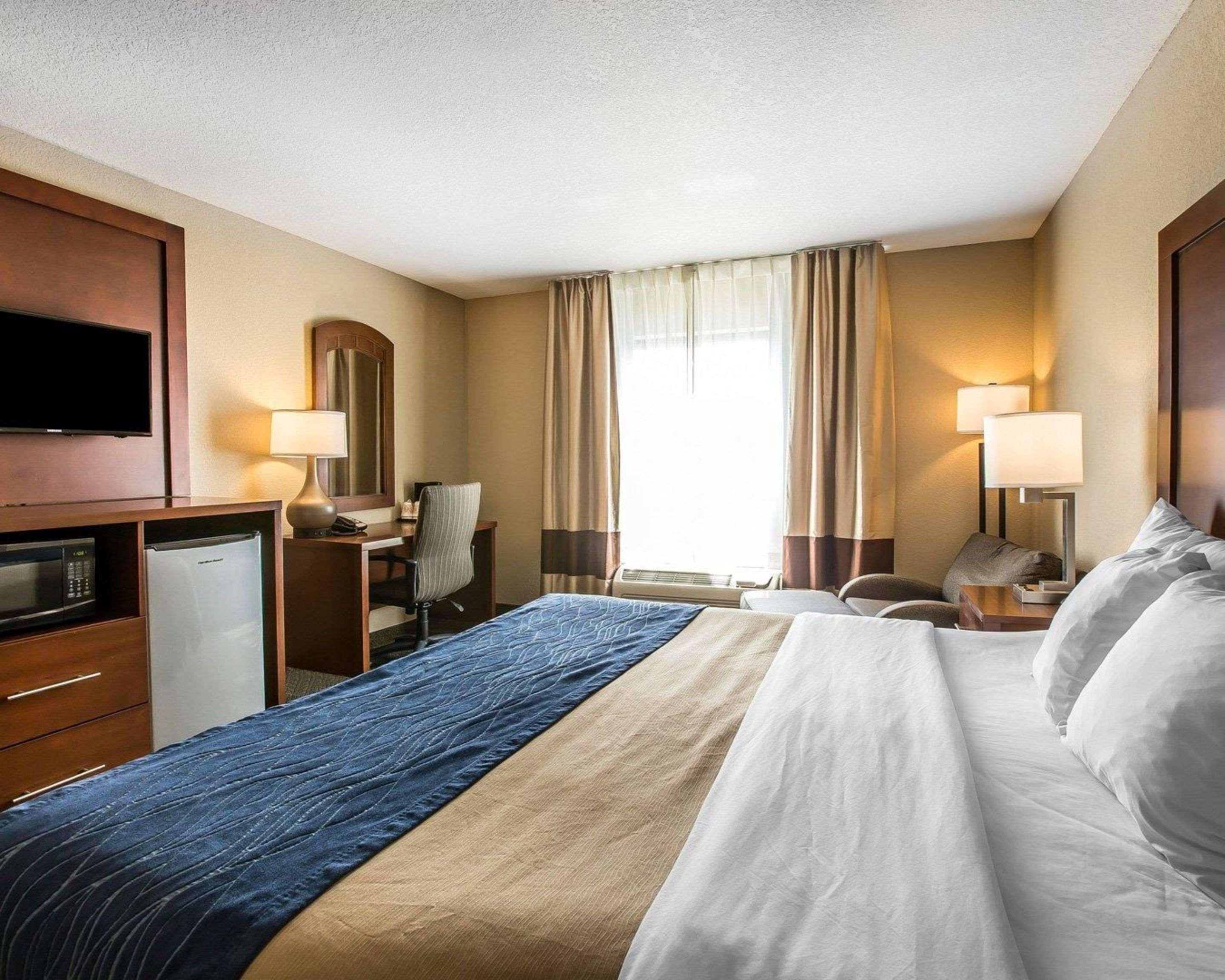 Comfort Inn & Suites Blue Ridge Exterior photo